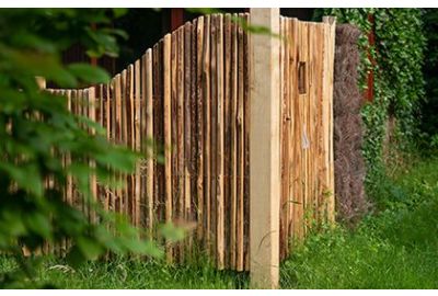 Sichtschutzzaun aus Holz als Gartenbegrenzung