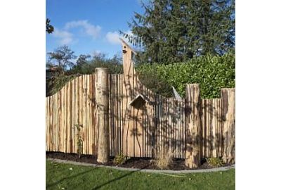 Sichtschutzzaun aus Holz als Gartenbegrenzung