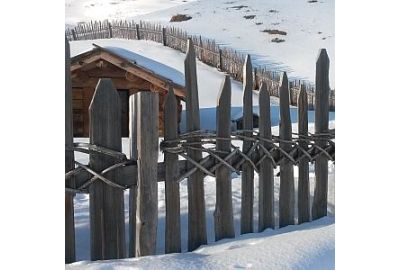 Holzzaun im Schnee