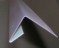 PLASTOPLAN Trauf- & Randprofil (PVC) Folie: hellgrau hat einen Querschnitt von 3/5/7 cm und eine Länge von 2 m.