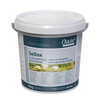 Oase SeDox 10 kg für 330 m³ wandelt den für Algen wichtigsten Nährstoff im Wasser, Phosphat, in das unlösliche Mineral Apatit um und entzieht das Phosphat damit dem Nahrungsangebot der Algen.