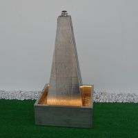 Wasserspiel Pyramide aus V2A Edelstahl inkl. Becken Maße (Wasserspiel): 47 x 47 x 75 cm  
Maße Becken: 40 x 40 x 17 cm inkl. 80 W Pumpe