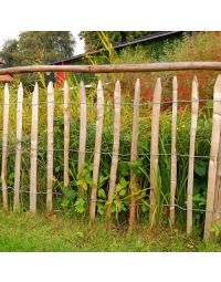 Staketenzaun, "weitmaschig", aus Edelkastanie ist ein flexibler, rollbarer Staketenzaun, der sich für die Einfassung von natürlichen Gärten, Bauerngärten, Teichen, Tiergehegen oder ganzen Grundstücken eignet. Höhe: 120 cm 