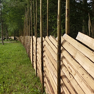 Langer und hoher Holzzaun aus Brettern